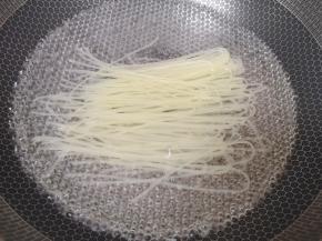 锅里倒水烧开，下入螺蛳粉煮8分钟关火，将粉捞出备用。