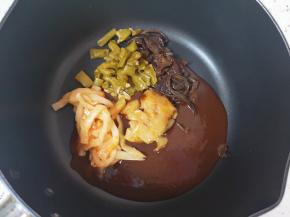 另起一锅，加入除了花生和腐竹以外所有的配料。