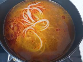 加入纯净水烧开，下入煮好的螺狮粉，根据自己的口味放红油和醋调味，再煮2分钟。