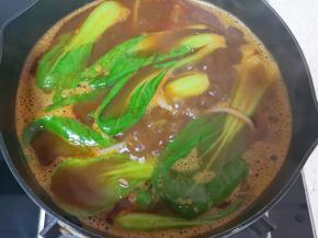 下入青菜煮熟关火。