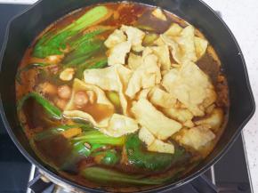 下入腐竹和花生搅拌均匀。