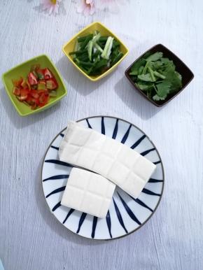 白灼汁50克、豆腐三块、香菜一颗、小葱二根、青椒一个、盐少许