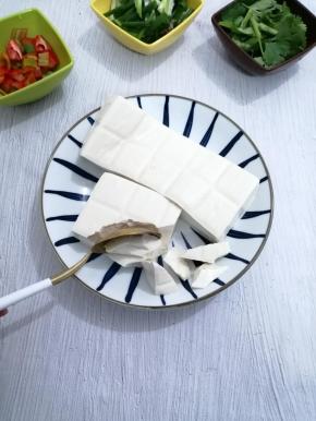 豆腐用小勺舀成一块一块的