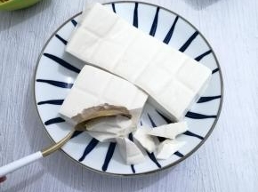 豆腐用小勺舀成一块一块的