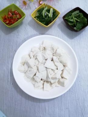 在捞出沥干水份装入盘中