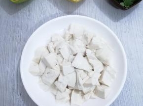 在捞出沥干水份装入盘中