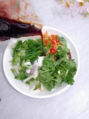 把白灼汁均匀的撒在上面