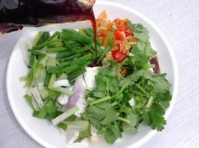 把白灼汁均匀的撒在上面