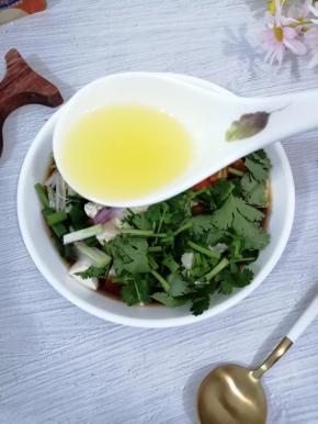 最后把热油浇在上面，然后拌均匀