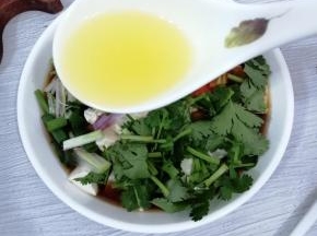 最后把热油浇在上面，然后拌均匀