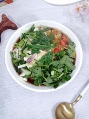 软嫩鲜香的白灼汁豆腐就完成了