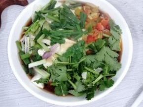 软嫩鲜香的白灼汁豆腐就完成了
