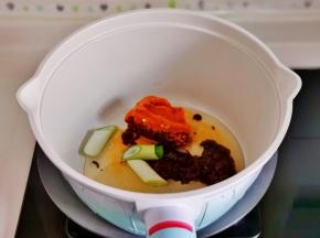 起油锅，加入豆瓣酱，火锅底料，葱段。