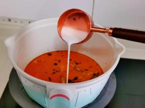 倒入牛奶，一碗水。