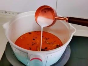 倒入牛奶，一碗水。