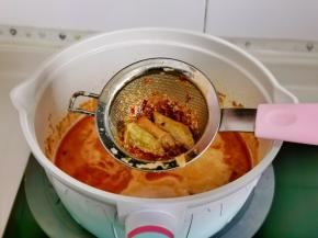 捞出葱段及料渣。