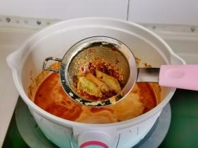 捞出葱段及料渣。