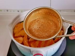 倒入调好的麻酱汁。