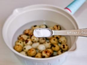 鹌鹑蛋洗净倒入锅中，加1勺盐。