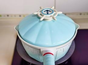 盖上盖子烧开煮5分钟关火。