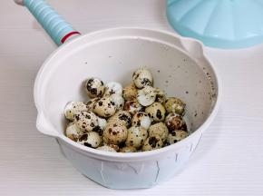 水倒掉盖上盖子，上下用力摇晃，这样鹌鹑蛋特别好剥皮呦～