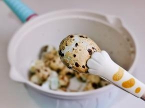 每个鹌鹑蛋皮全部裂开啦！