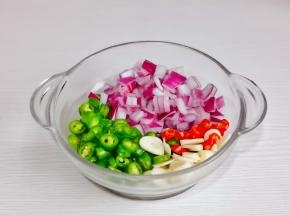 所有配菜切好放入器具中。