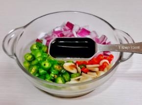 加入10勺生抽。