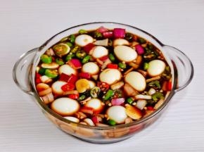 放入去皮的鹌鹑蛋。