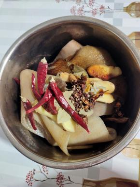 处理好的猪皮放入电压力锅内胆中，放入生姜，干辣椒，八角，桂皮，香叶，花椒，老抽和生抽！