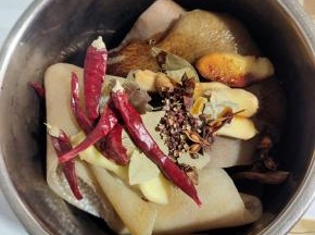 处理好的猪皮放入电压力锅内胆中，放入生姜，干辣椒，八角，桂皮，香叶，花椒，老抽和生抽！