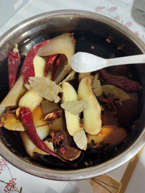 再放入一勺盐，加入适量的水！（水没过猪皮即可！）