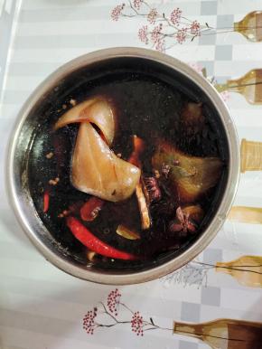 盖上盖子，按煮肉键即可！（没有电压力锅的，也可以放在锅里煮。煮至肉皮能用筷子扎透就可以了！）