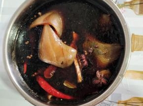 盖上盖子，按煮肉键即可！（没有电压力锅的，也可以放在锅里煮。煮至肉皮能用筷子扎透就可以了！）