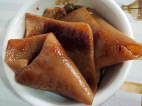 煮好的猪皮捞出备用！