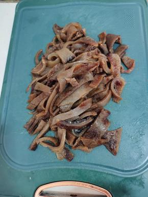 煮熟的猪皮切成小块儿！