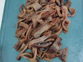 煮熟的猪皮切成小块儿！
