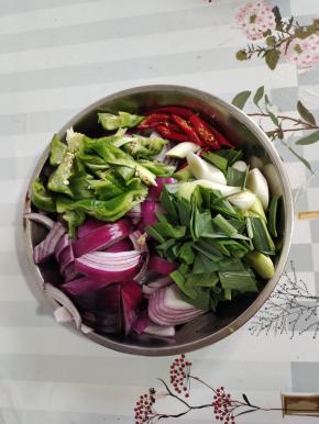 洋葱切成小块，青椒去蒂切成小块，小米辣切成小块，蒜苗切成段备用！