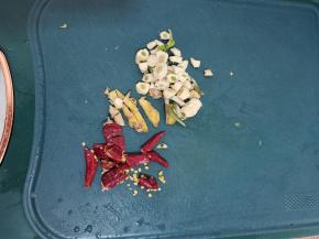 蒜瓣切成小块，生姜切成条，干辣椒切成段备用！