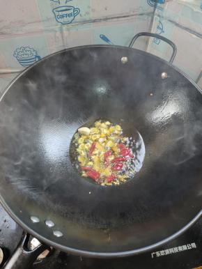 起锅烧油，放入生姜，蒜瓣，干辣椒爆香！