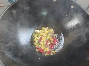 起锅烧油，放入生姜，蒜瓣，干辣椒爆香！