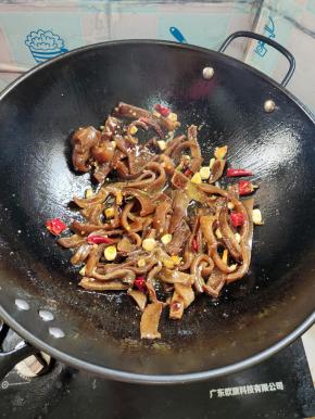 放入猪皮煸炒一分钟！