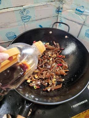 放入生抽调味儿！