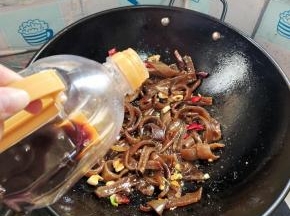 放入生抽调味儿！