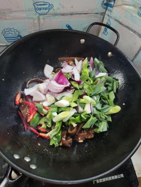 放入切好的配菜翻炒均匀！