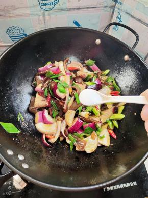 放入一勺盐调味儿！