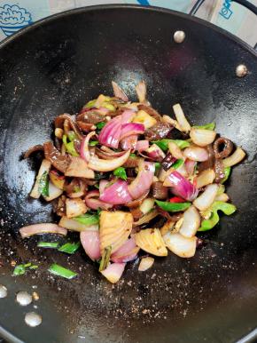 起锅前放入适量的鸡精翻炒均匀即可！