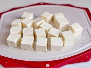 豆腐切小块。