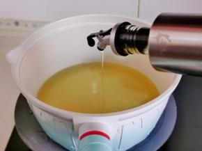 锅中倒入食用油。