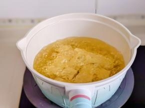 油温六成热下豆腐。